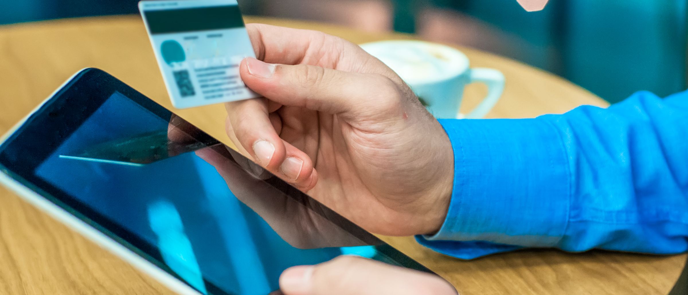 Banca · Ventas de tarjetas activas, índice base 100