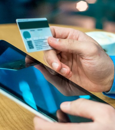 Banca · Ventas de tarjetas activas, índice base 100